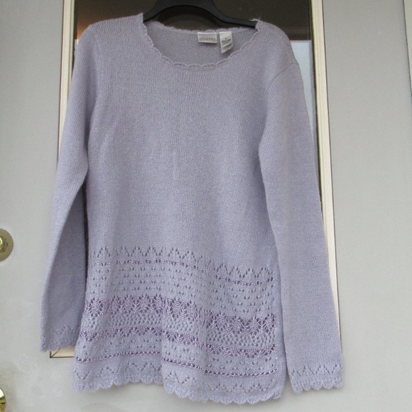 VINTAGE lavender with shimmer & crochet like detail sweater - Picture 3 of 9